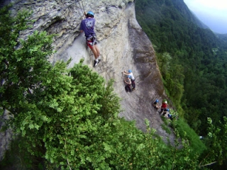  大西洋比利牛斯山脉的铁索攀岩 